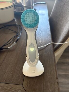 Electric Facial Cleansing Brush in White and Teal